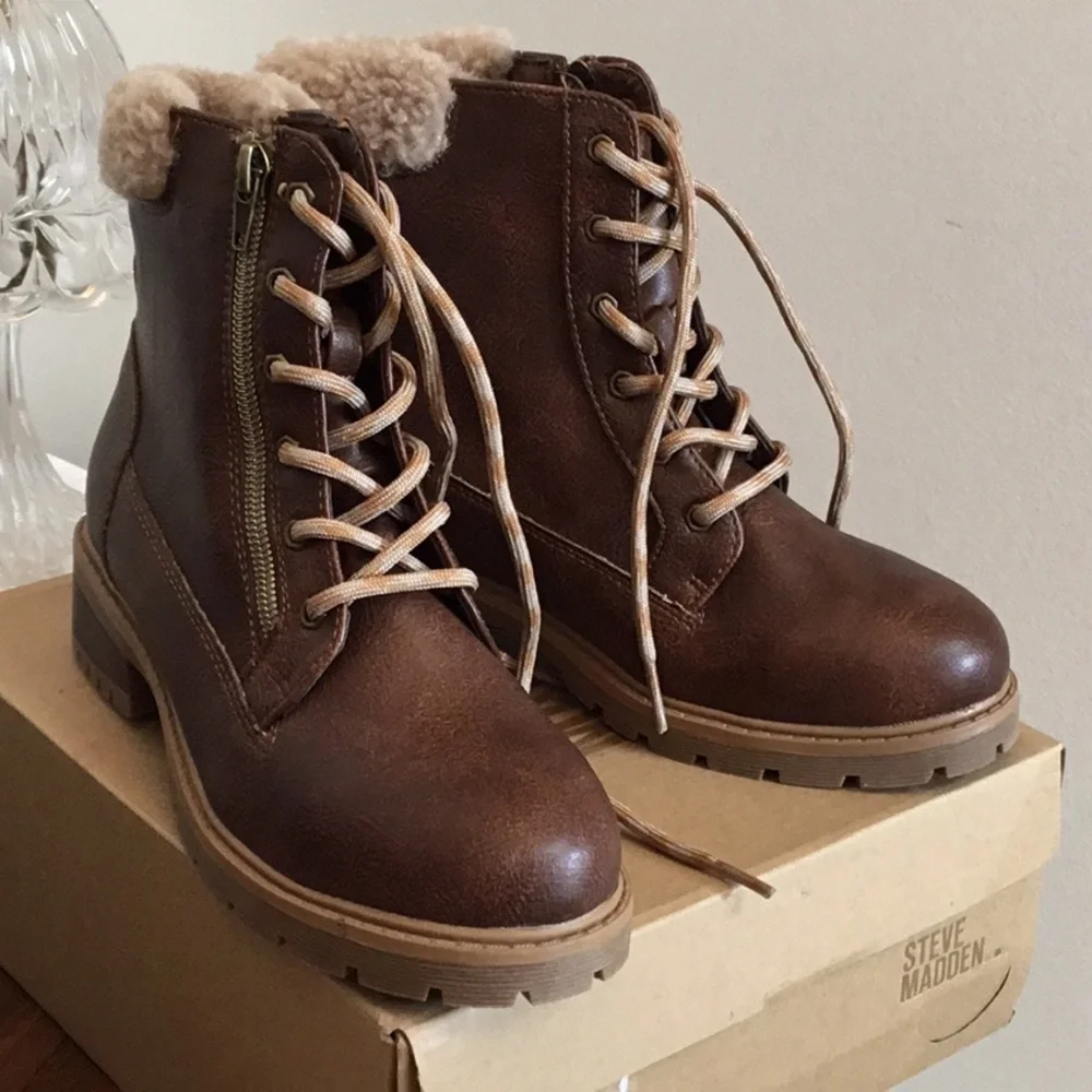 STEVE Madden girls boots. New in box Size 5
